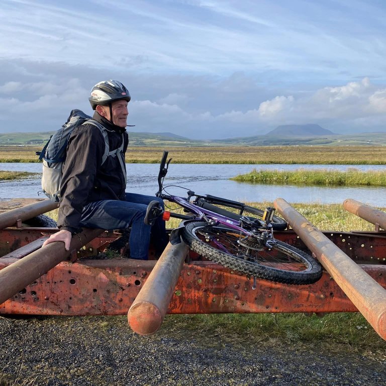 Leiðsögumaðurinn stytti sér leið heim og fékk far með bróður sínum yfir Þverána. Við kvöddum hann glöð og þakklát.