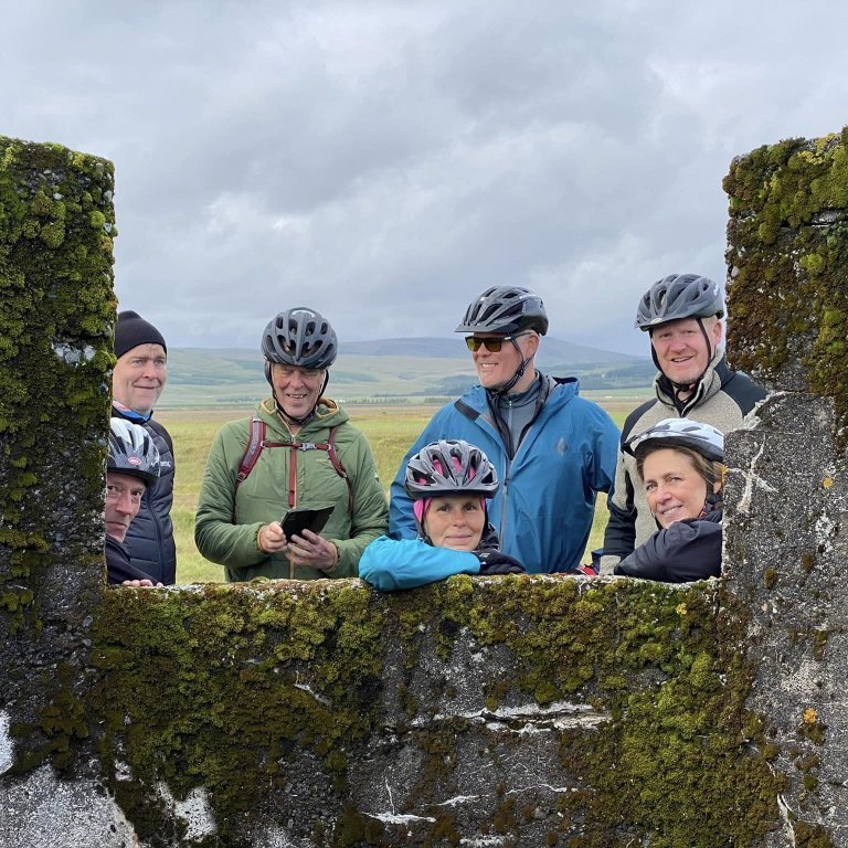 Dugmiklir hjólreiðakappar í smá pásu í Auraseli.