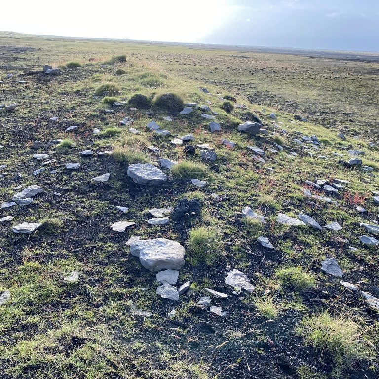 Rústirnar í Drumbabót. Hvenær skyldi hafa verið búið þarna? Lifað, barist, elskað, sagðar sögur við eldinn og horft á fegurð Hlíðarinnar og jöklanna.