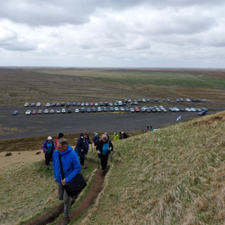 Gengið á Stóru-Dímon, bílar göngufólks í bakgrunni