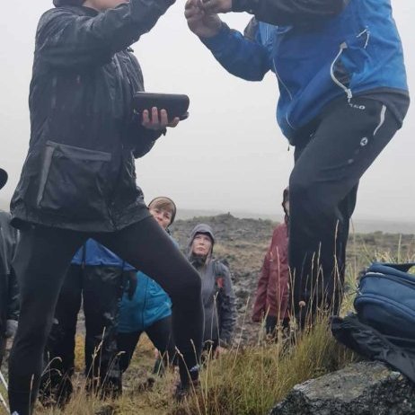 Guðmundur Jónsson (Brói) skoðar áhugasamur gripi hjá SIggu.